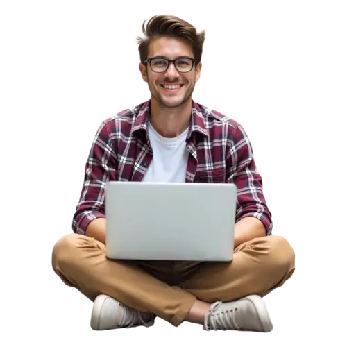 Estudiante de Fika English sonriendo con su portátil